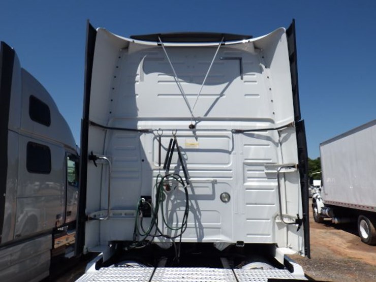 2017-volvo-vnl780-image-14