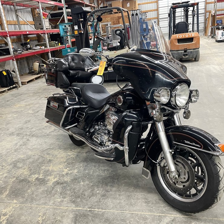 #210 • 2001 Harley Davidson Ultra Classic Motorcycle (Has WI Title)