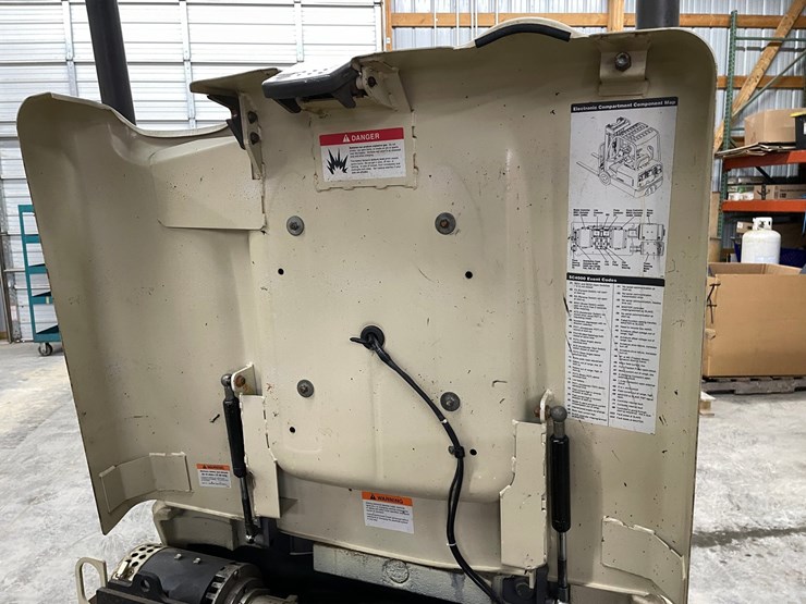 #300-•-crown-3,000lbs.-electric-forklift-image-29