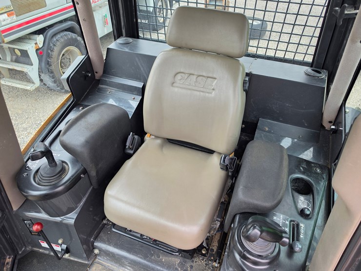 2015-case-650l-wt-image-10