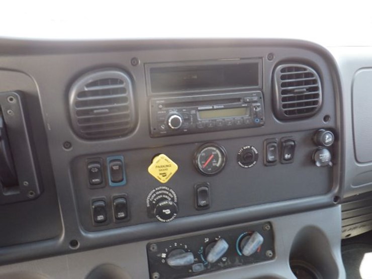 2015-freightliner-m2-106-image-14