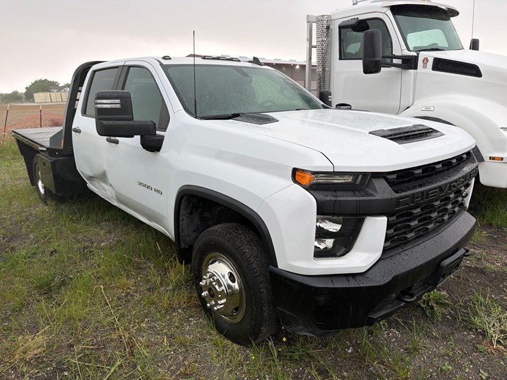 2020-chevrolet-3500-image-2