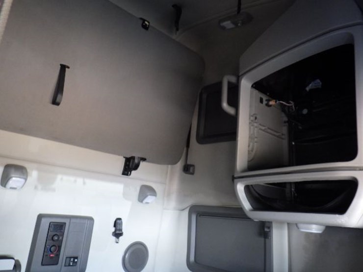 2020-volvo-vnl860-image-7