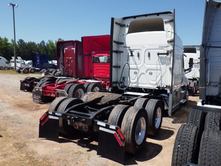 2019-freightliner-cascadia-126-image-9