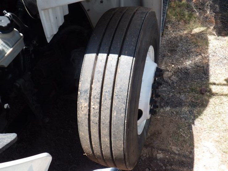 2015-freightliner-m2-106-image-17