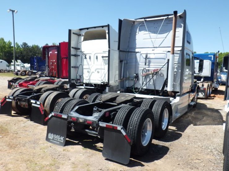 2018-volvo-vnl780-image-13
