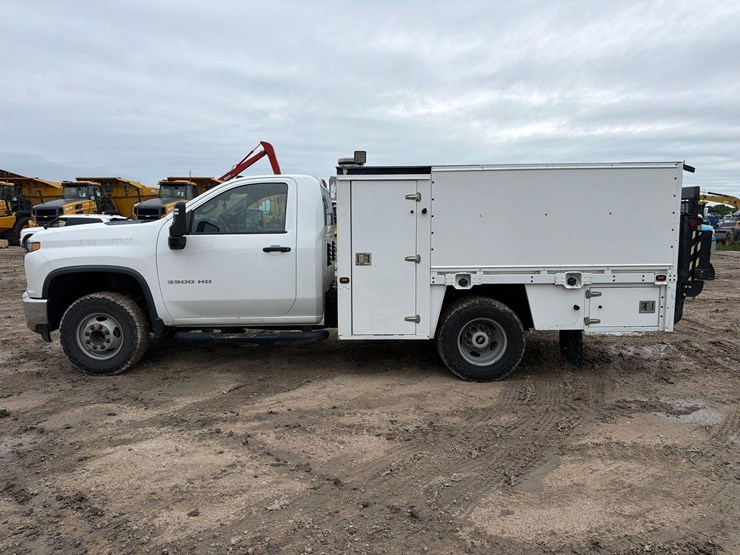 2021-chevrolet-3500hd-image-1