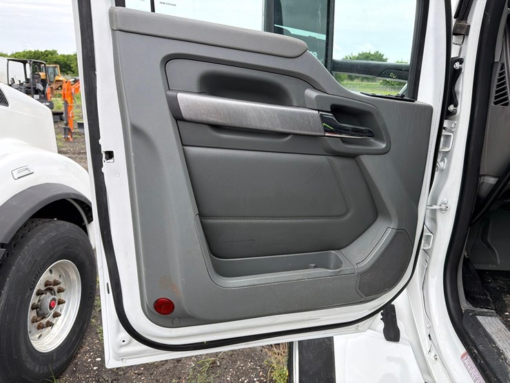 2016-kenworth-t880-image-24