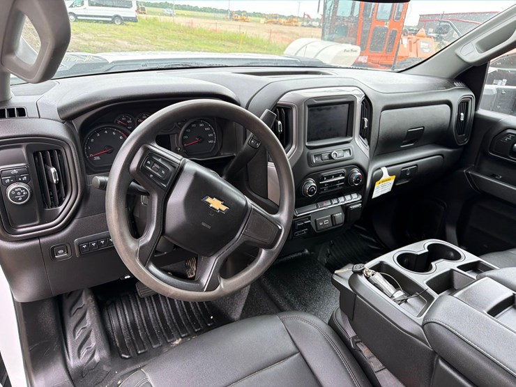 2022-chevrolet-3500-image-23