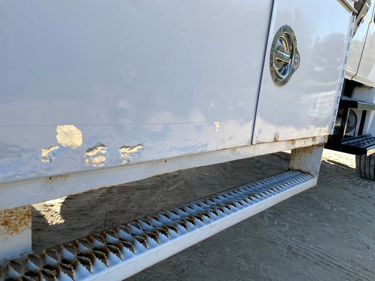 2003-freightliner-fl70-image-57
