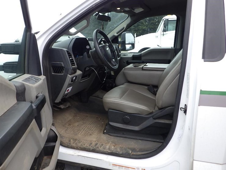2022-ford-f550-image-34