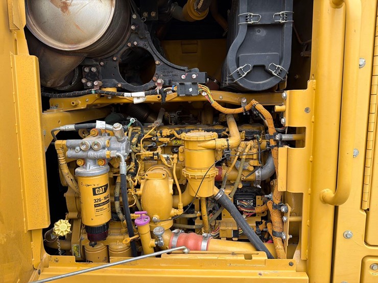 caterpillar-140m2-image-11