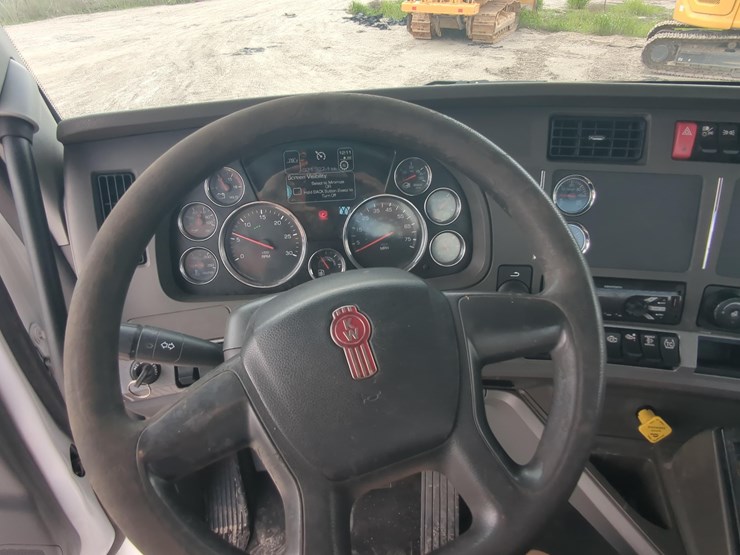 2016-kenworth-t880-image-17
