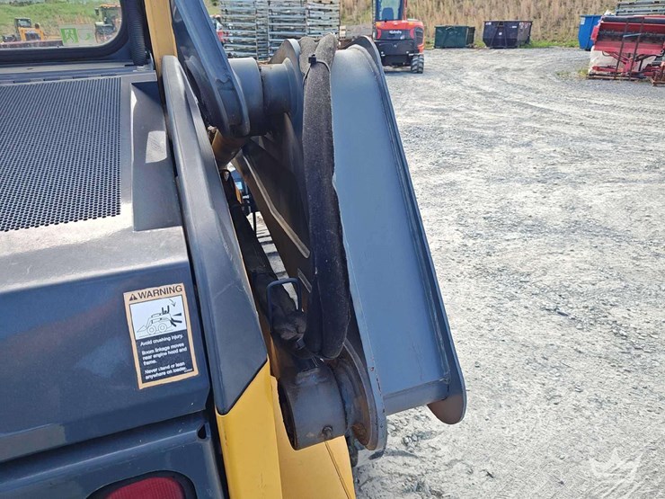 2015-deere-319e-image-11