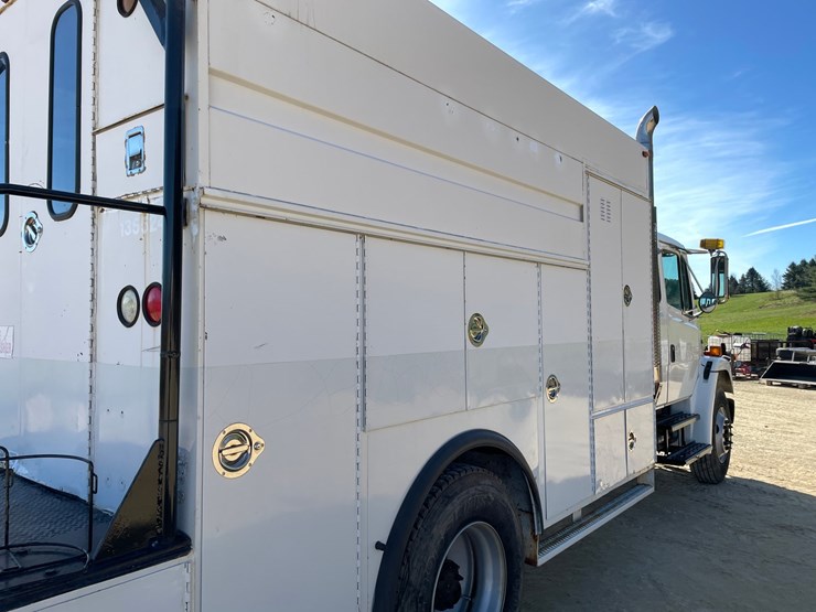 2003-freightliner-fl70-image-50