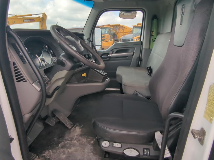 2016-kenworth-t880-image-15