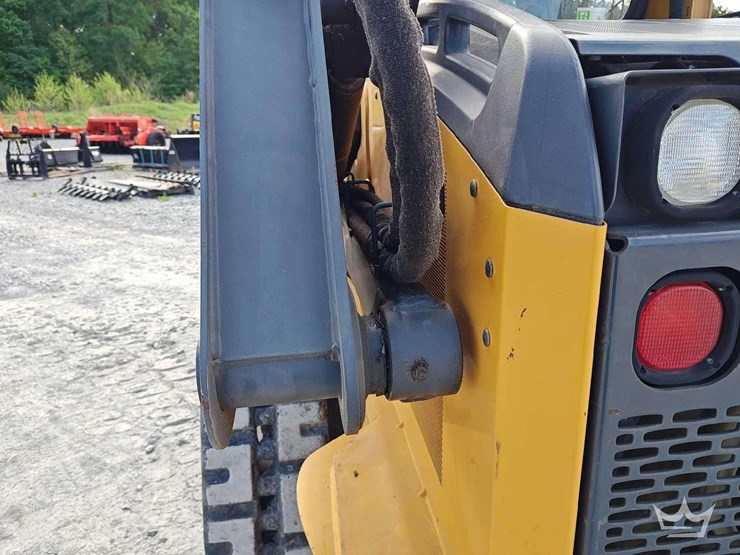2015-deere-319e-image-14
