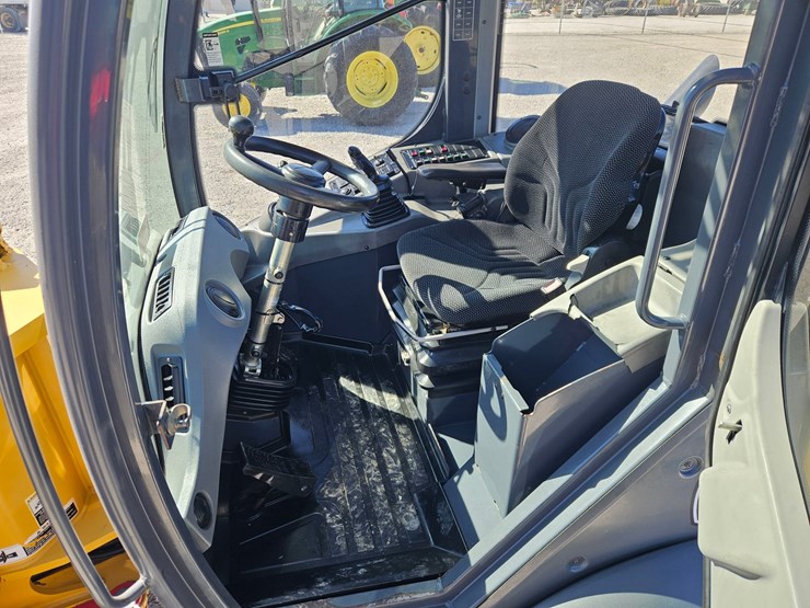 2013-deere-204k-image-13