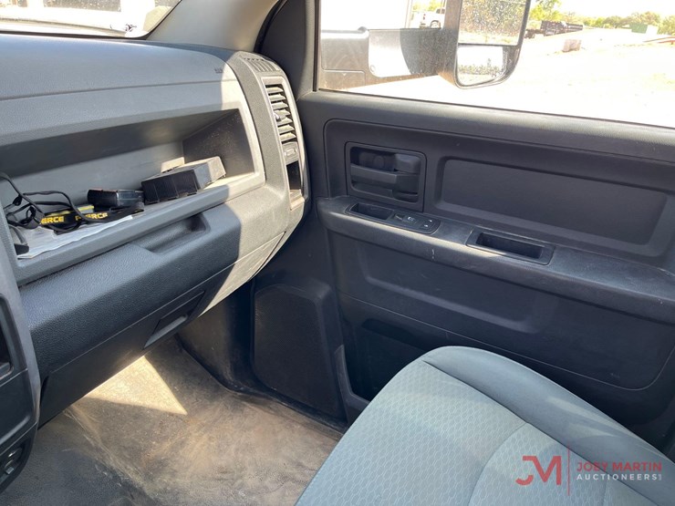 2014-ram-5500-heavy-duty-flat-bed-truck-image-37
