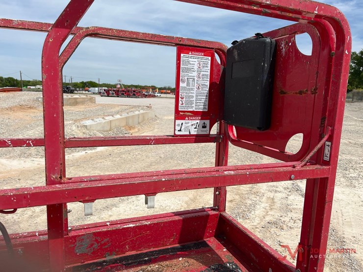 2012-mec-1330-scissor-lift-image-5