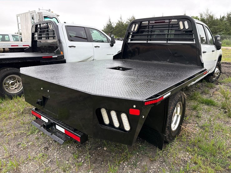 2021-chevrolet-3500-image-3