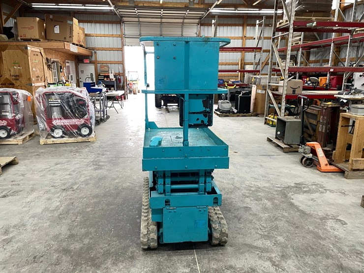 #304-•-2012-airman-encl040-track-drive-scissor-lift-image-4