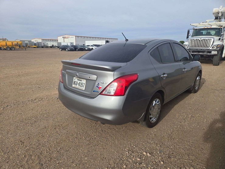 2014-nissan-versa-sv-sedan-4d-image-3