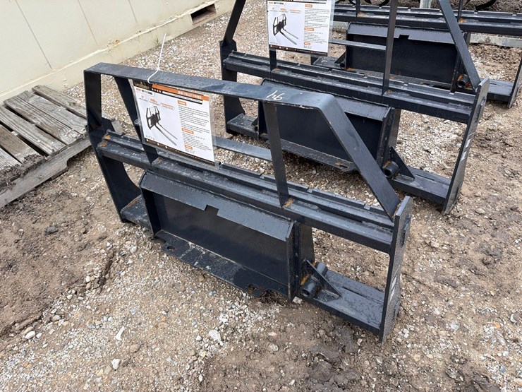 new-landhonor-mpf-11-2000g-50in.-pallet-forks-mini-track-loader-attachment-image-2
