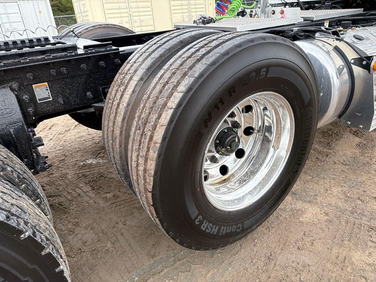 peterbilt-567-image-11
