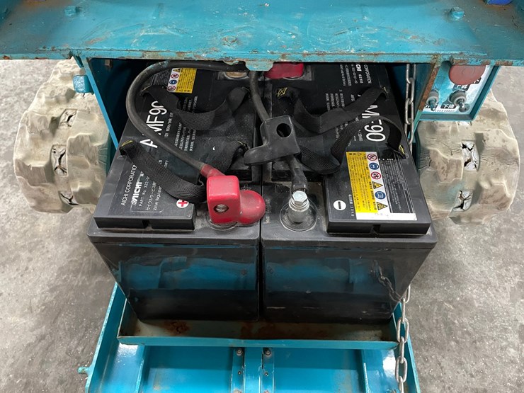 #304-•-2012-airman-encl040-track-drive-scissor-lift-image-21