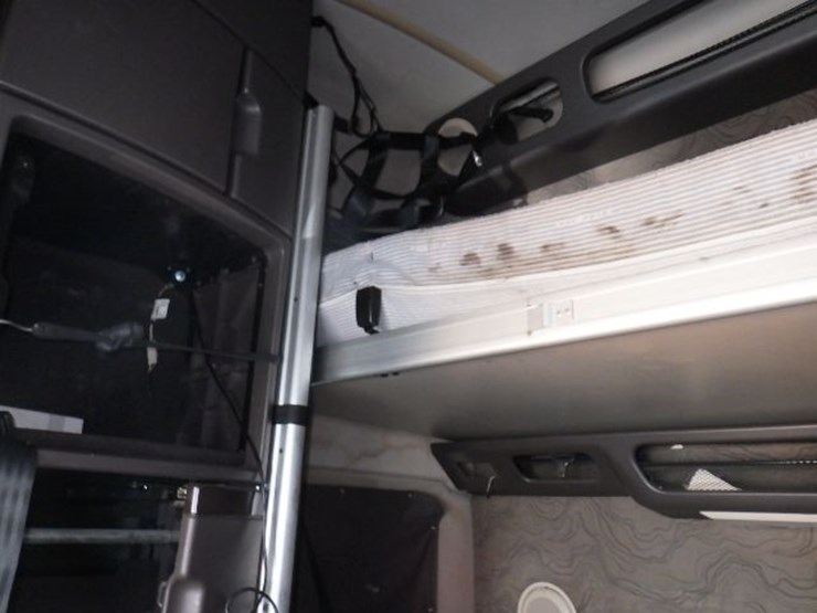 2018-volvo-vnl780-image-25