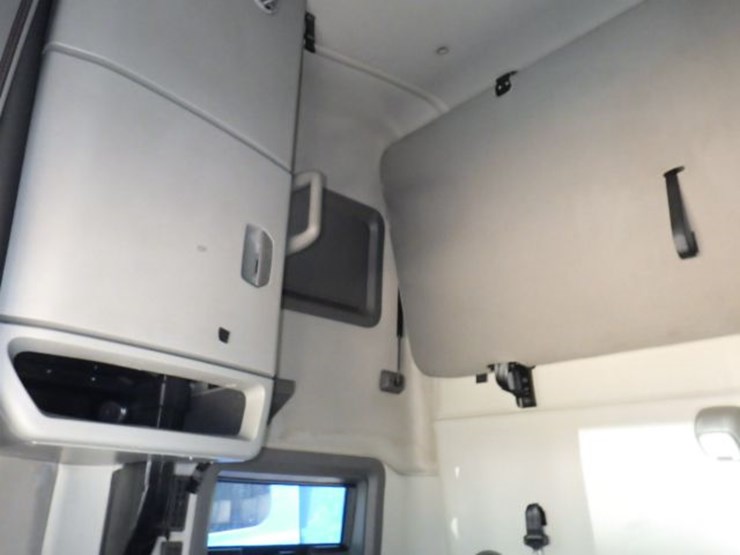 2020-volvo-vnl860-image-24