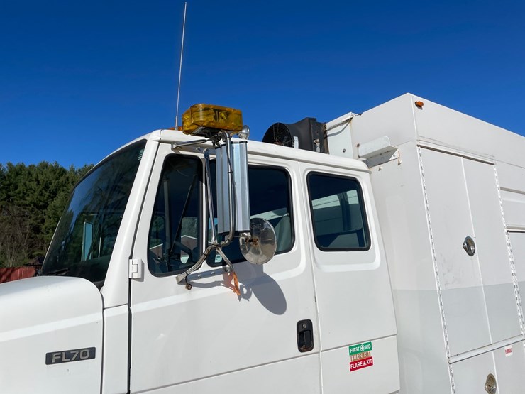 2003-freightliner-fl70-image-25