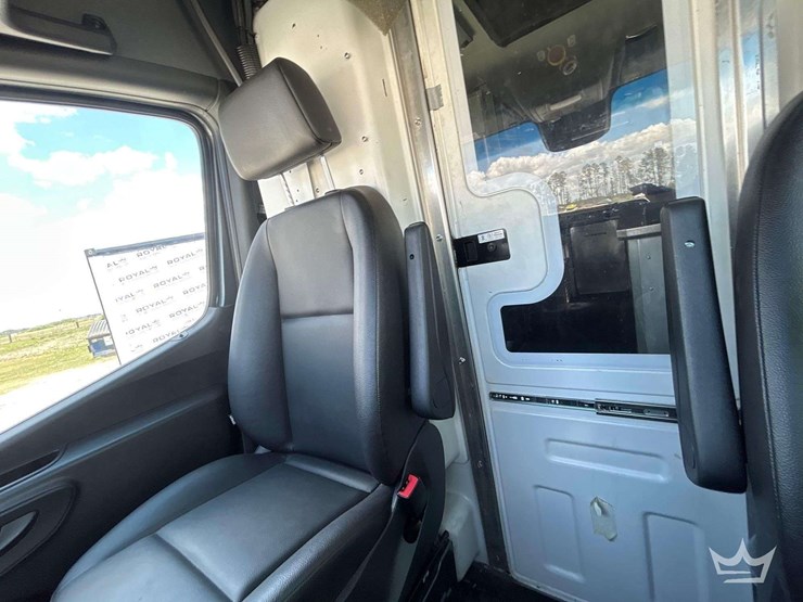 1992-ford-cargo-image-21