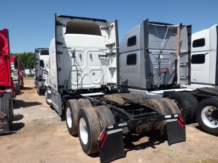 2019-freightliner-cascadia-126-image-13