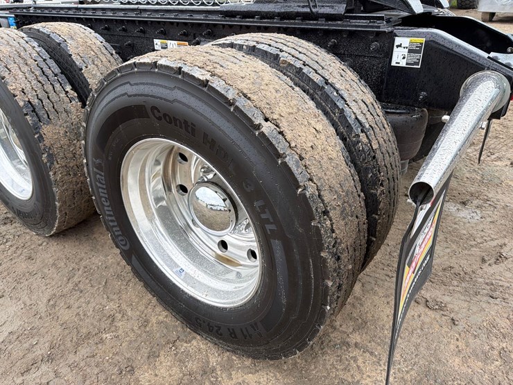 peterbilt-567-image-8
