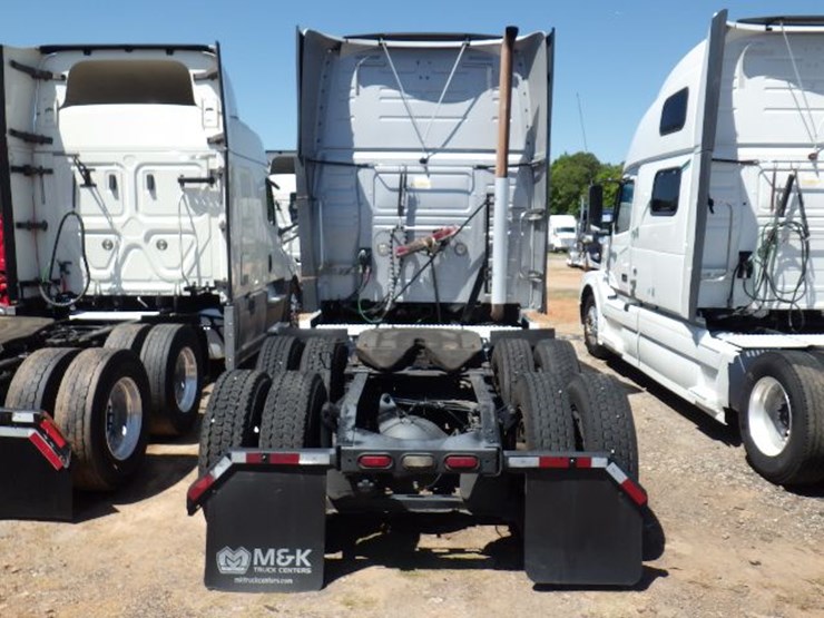 2018-volvo-vnl780-image-14