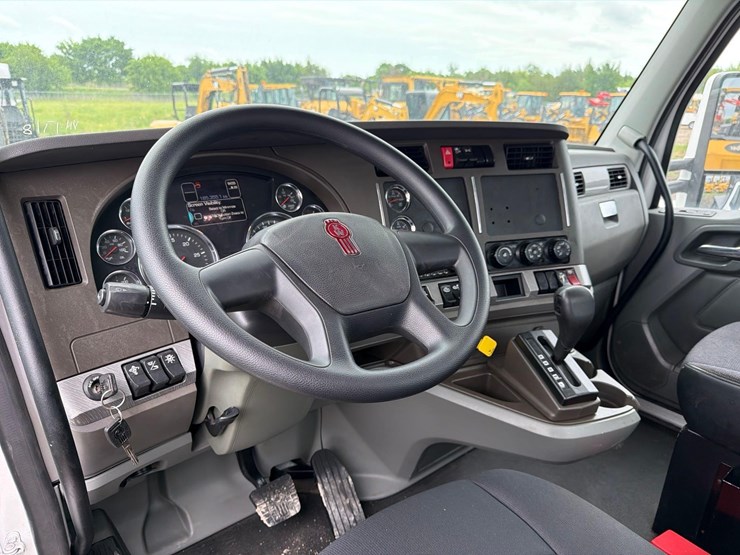 2016-kenworth-t880-image-32