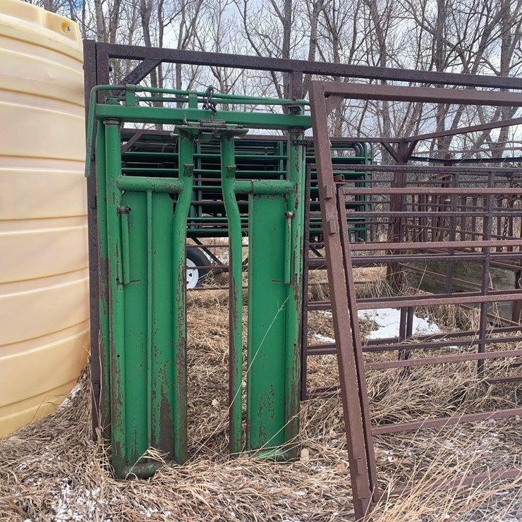 Maternity Pen with Head Gate