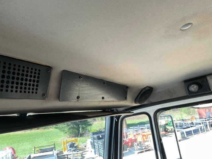 2003-freightliner-fl70-image-153