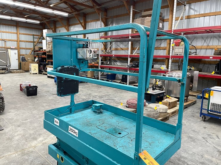 #304-•-2012-airman-encl040-track-drive-scissor-lift-image-16