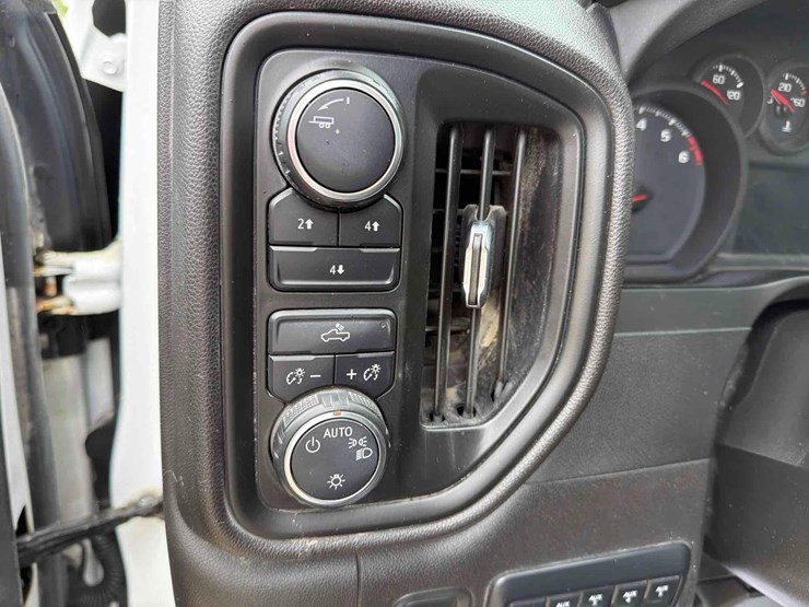 2023-chevrolet-2500-image-21