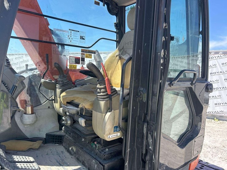 2015-hitachi-zx75us-image-13