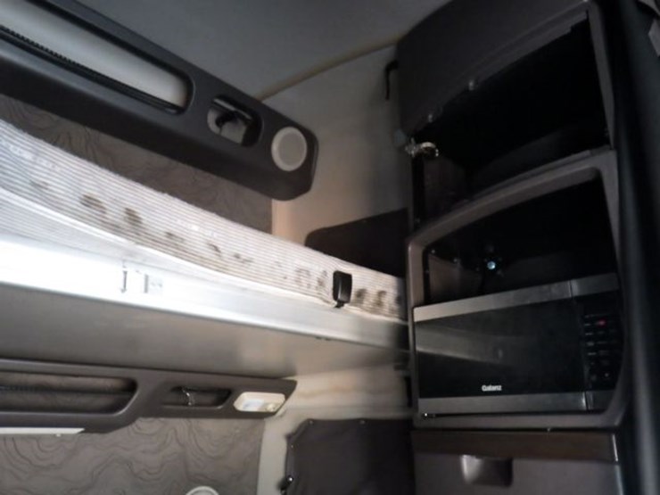2018-volvo-vnl780-image-8