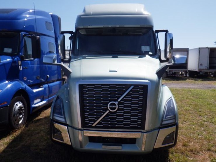 2020-volvo-vnl860-image-3