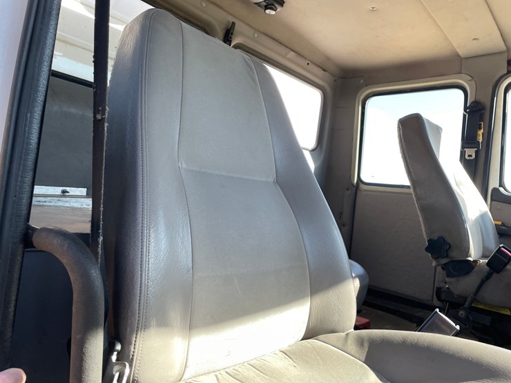 2003-freightliner-fl70-image-141