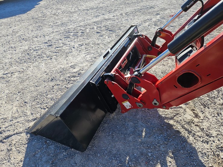 2012-case-ih-farmall-125a-image-23