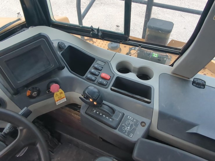 2019-caterpillar-745-image-16