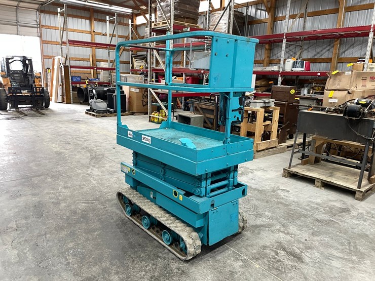 #304-•-2012-airman-encl040-track-drive-scissor-lift-image-3