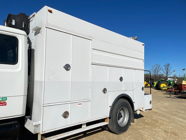 2003-freightliner-fl70-image-28